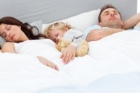 Чи потрібно дитині спати з батьками? Детальна інструкція