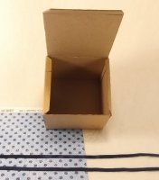 Як зробити подарункову коробку з картону