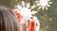 Як приклеїти новорічні сніжинки на вікно